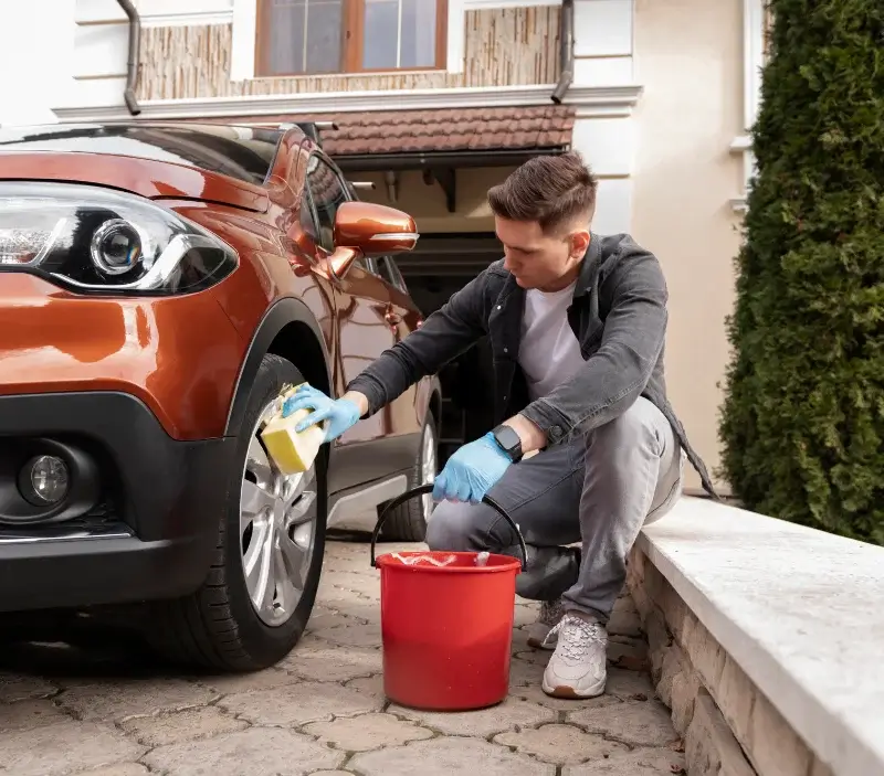 Lavage auto à domicile Blanquefort-sur-Briolance : professionnel intervenant sur un véhicule